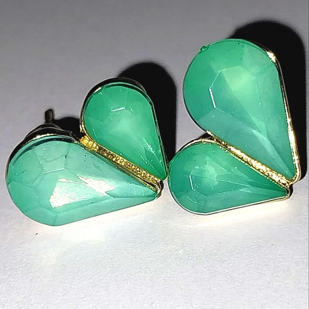 Ladies Elegant Vintage Heart Stud Earrings